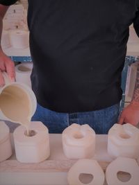 &lt;img src=&quot;Keramik-Formen-gie&szlig;en.jpeg&quot; alt=&quot;Eingie&szlig;en der Keramik in ihre Formen&quot; /&gt;